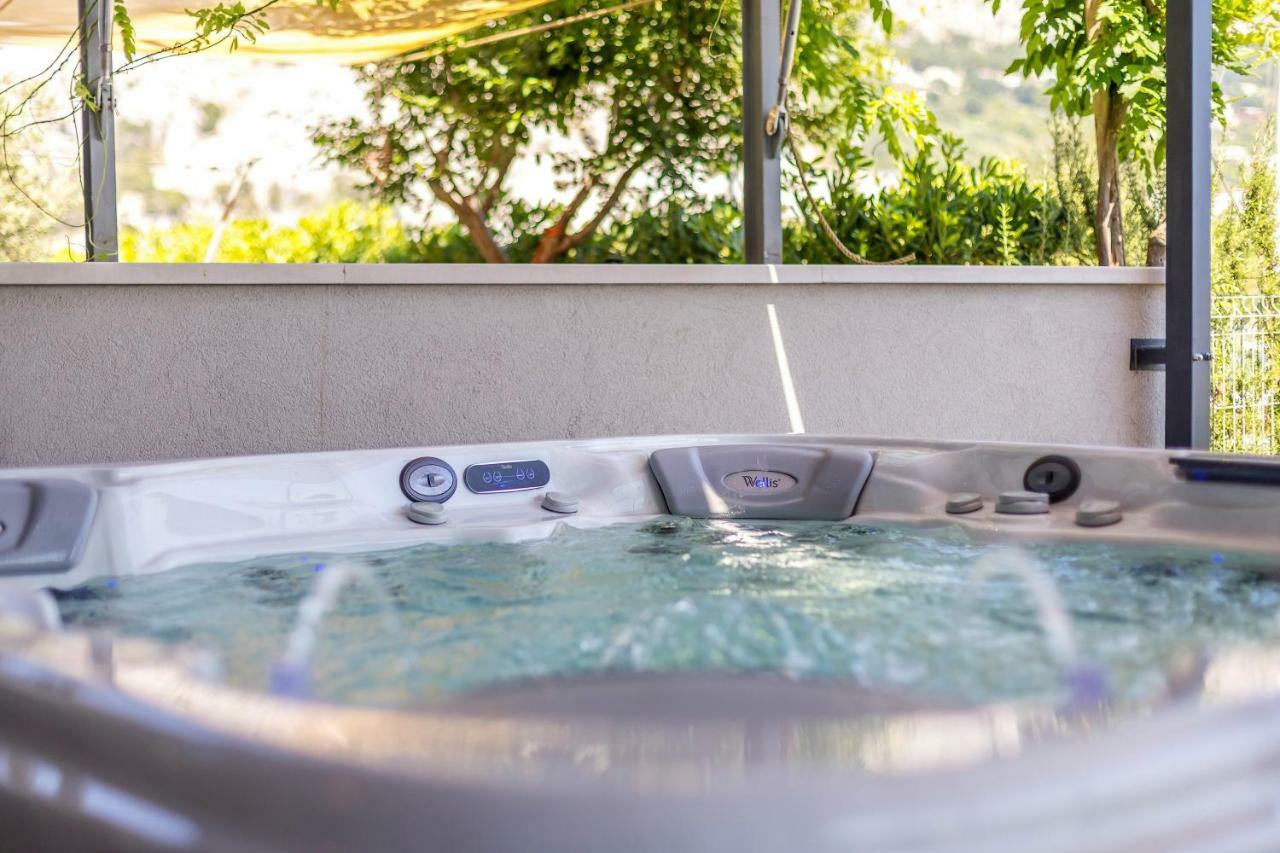 Luxury Apartment With Hot Tub Оміш Екстер'єр фото