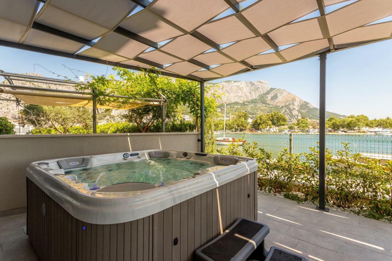 Luxury Apartment With Hot Tub Оміш Екстер'єр фото