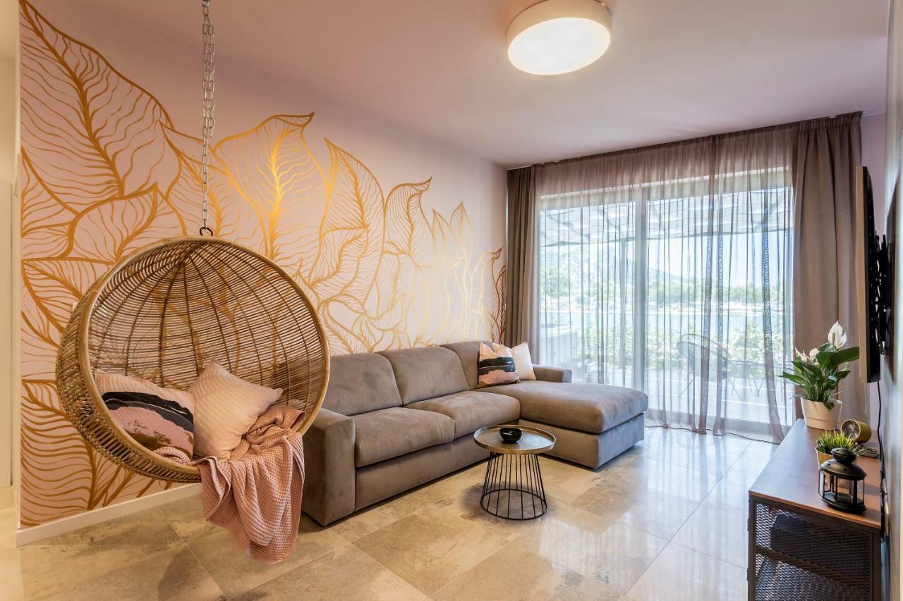 Luxury Apartment With Hot Tub Оміш Екстер'єр фото