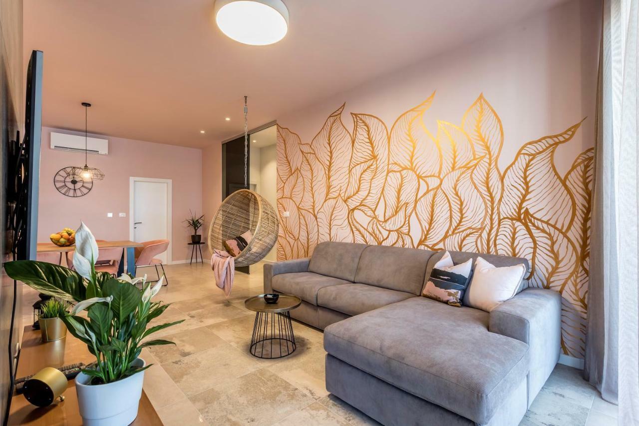 Luxury Apartment With Hot Tub Оміш Екстер'єр фото