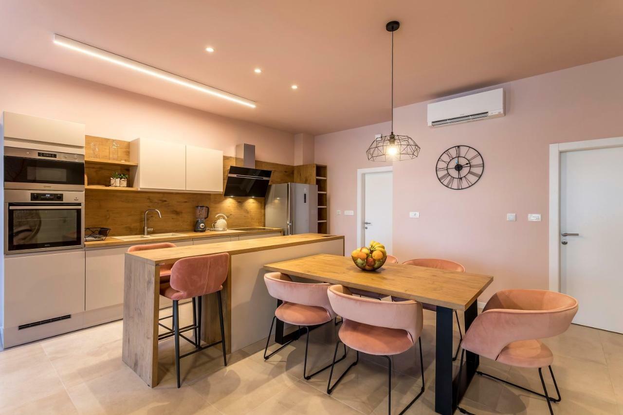 Luxury Apartment With Hot Tub Оміш Екстер'єр фото