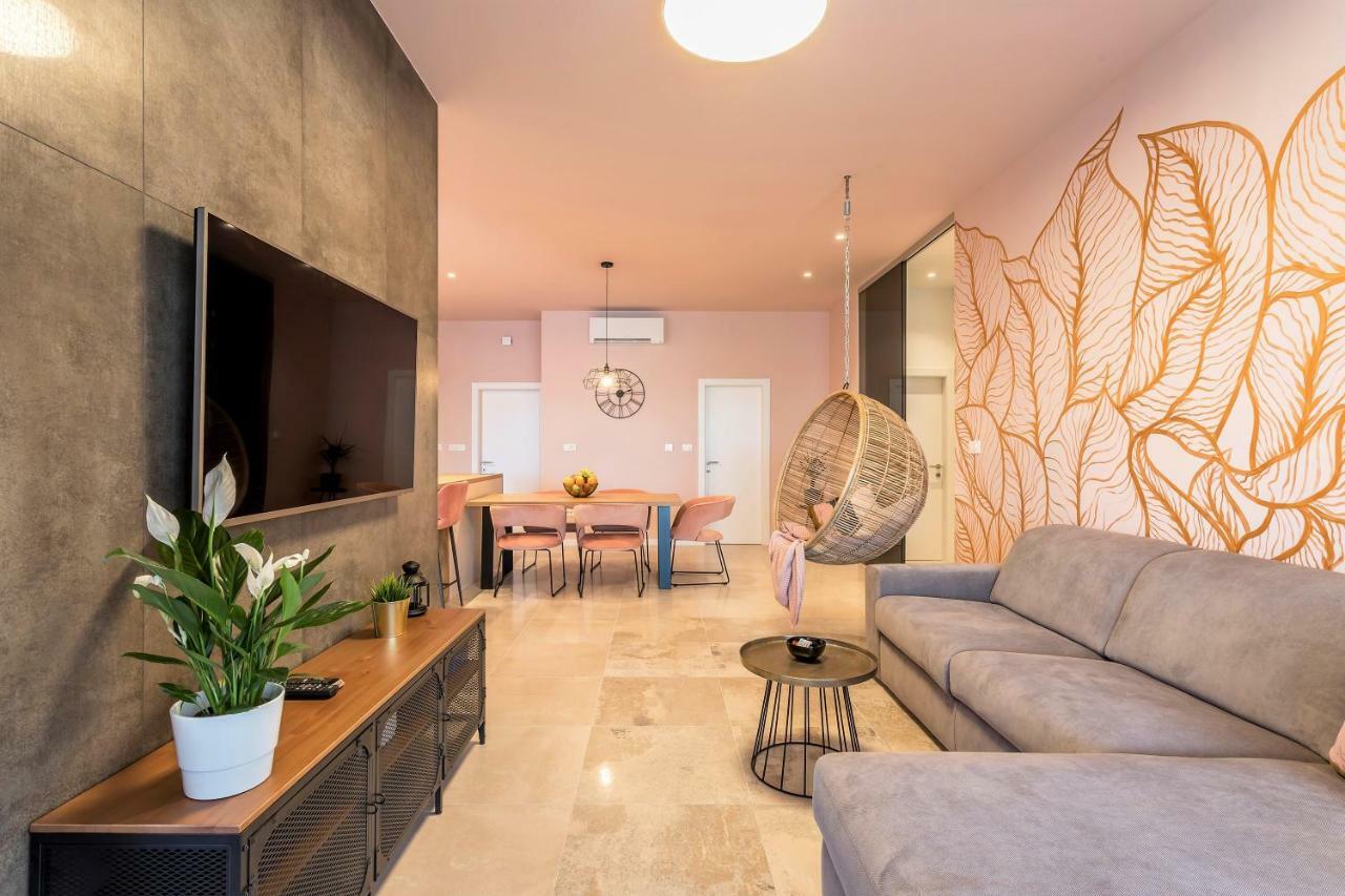 Luxury Apartment With Hot Tub Оміш Екстер'єр фото