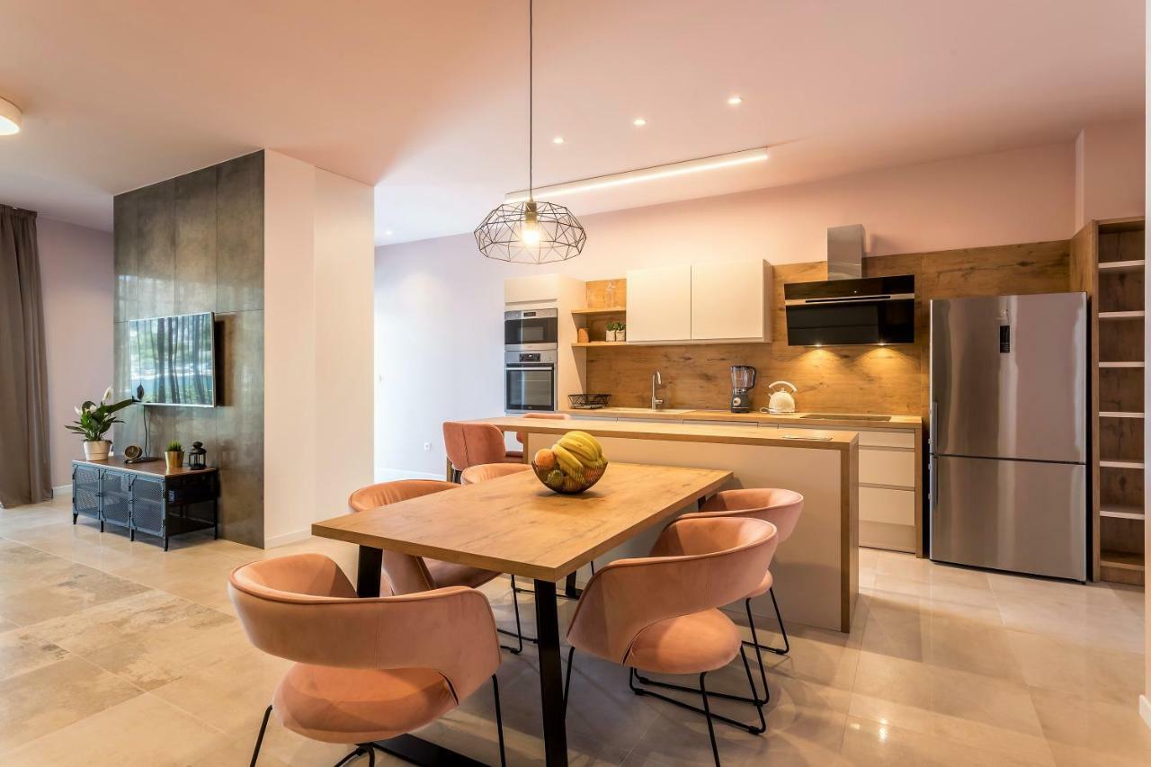 Luxury Apartment With Hot Tub Оміш Екстер'єр фото
