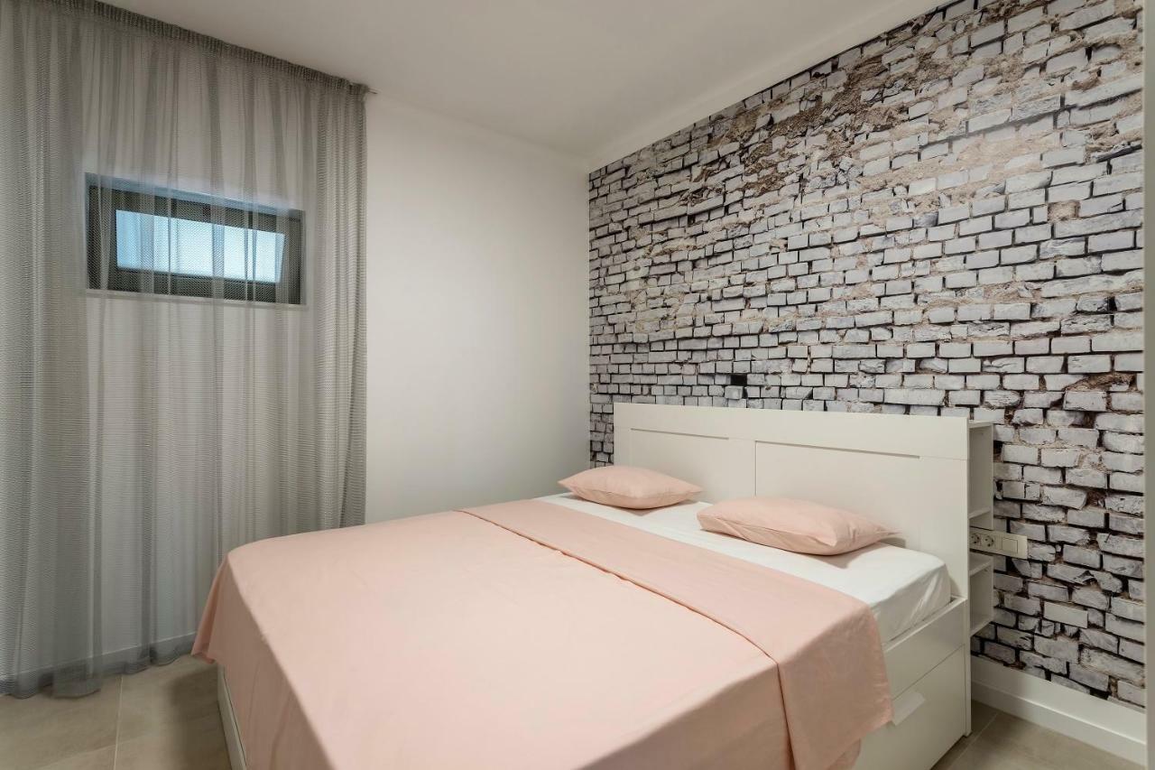 Luxury Apartment With Hot Tub Оміш Екстер'єр фото