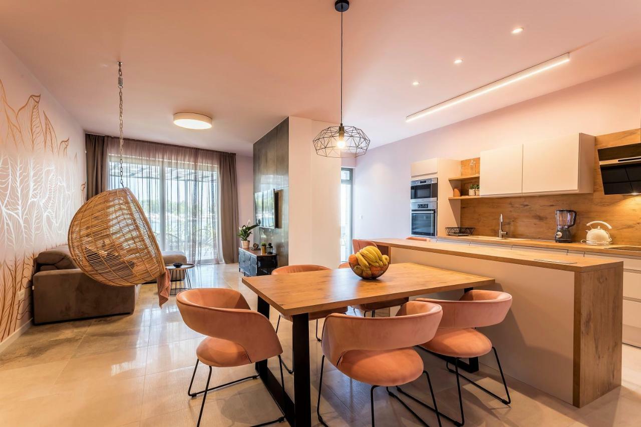 Luxury Apartment With Hot Tub Оміш Екстер'єр фото